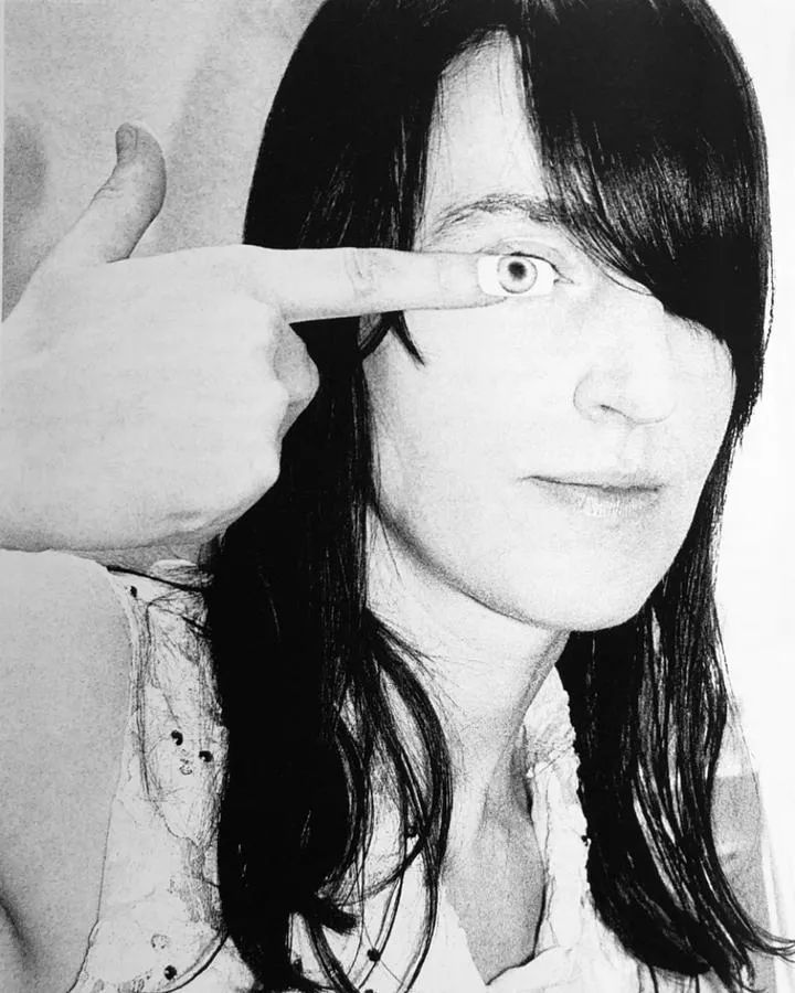 与 walter 同为「antwerp six」集体一员的 dirk van saene 策划了整