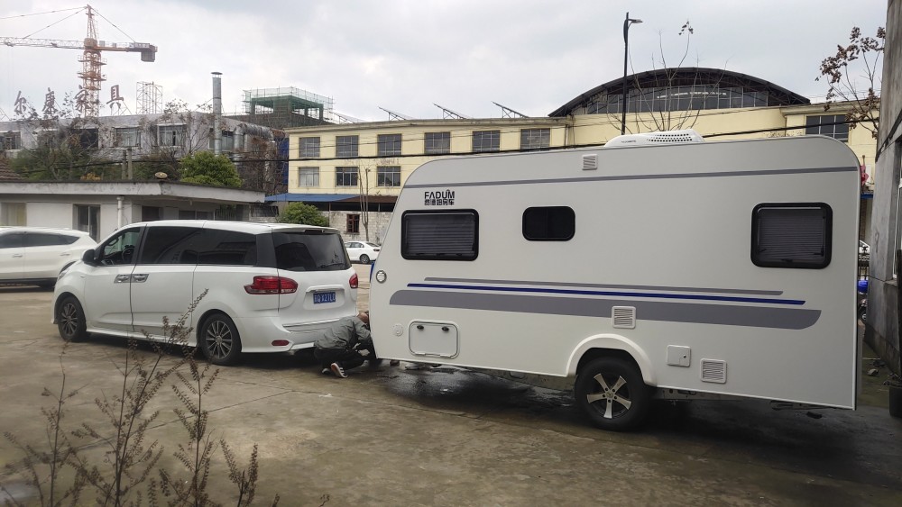 费德姆f460s拖挂房车采用全套爱科进口底盘,扭力轴减震,215r15的轮胎