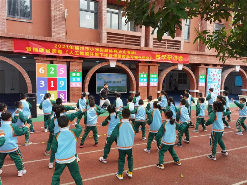 学校供图福建师范大学附属小学的陈晓新老师带来了二年级《单手持轻物