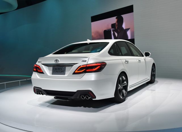 2021款全新15代皇冠整容回归比宝马5系帅十倍配20t8at