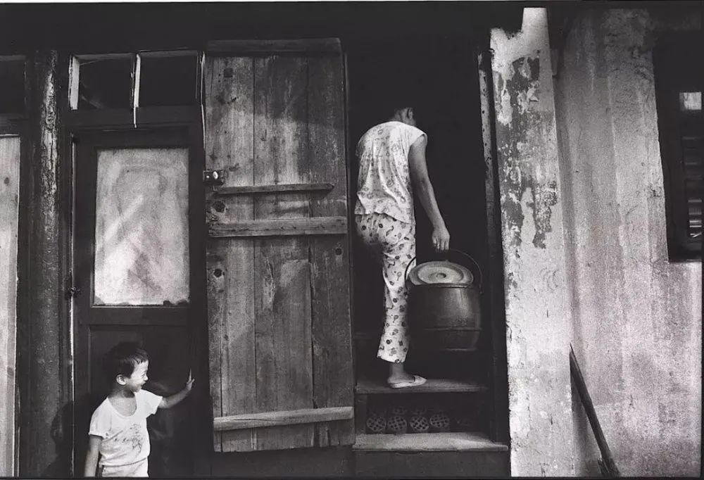 的分工:女人倒马桶,男人拎痰盂集中洗马桶的地方位于外滩源的一幢楼