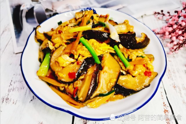 黄花菜配香菇再加点香嫩的鸡蛋口感丰富味道鲜得没话说