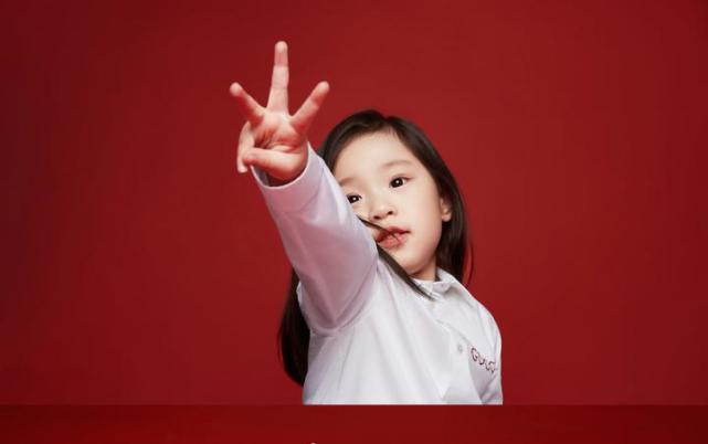 王智晒三岁女儿生日照上热搜了到底是怎么回事