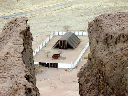 三十八章是造燔祭坛,洗濯盆,和院子的记载,燔祭坛和洗濯盆是放在院子