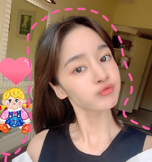 娜吉玛在13岁的时候考上了北舞附中的音乐剧系,19岁考上了北电的表演