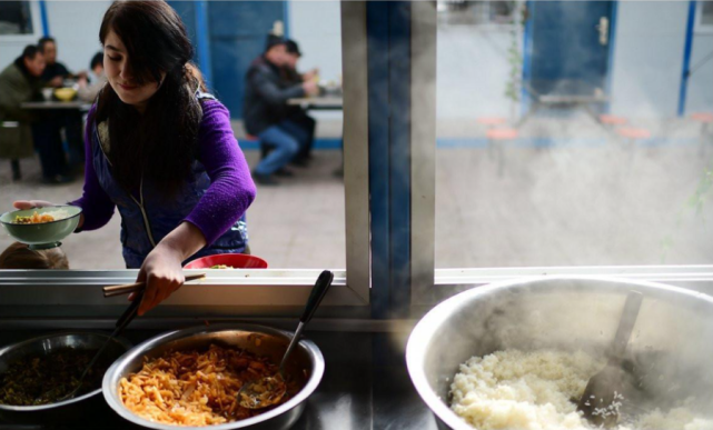 24岁外国美女主动嫁45岁四川农民工不要车不要房工地生活