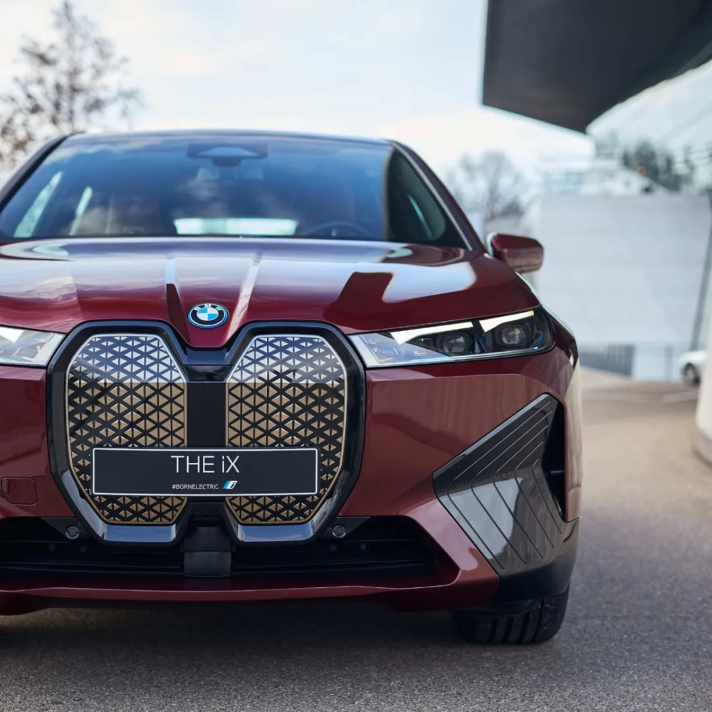 个性化砂金石红风暴灰两款高颜值宝马ix车漆你选谁