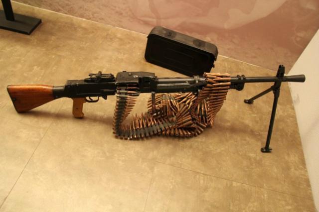 67式轻重两用机枪则被老旧的53/57式重机枪取代