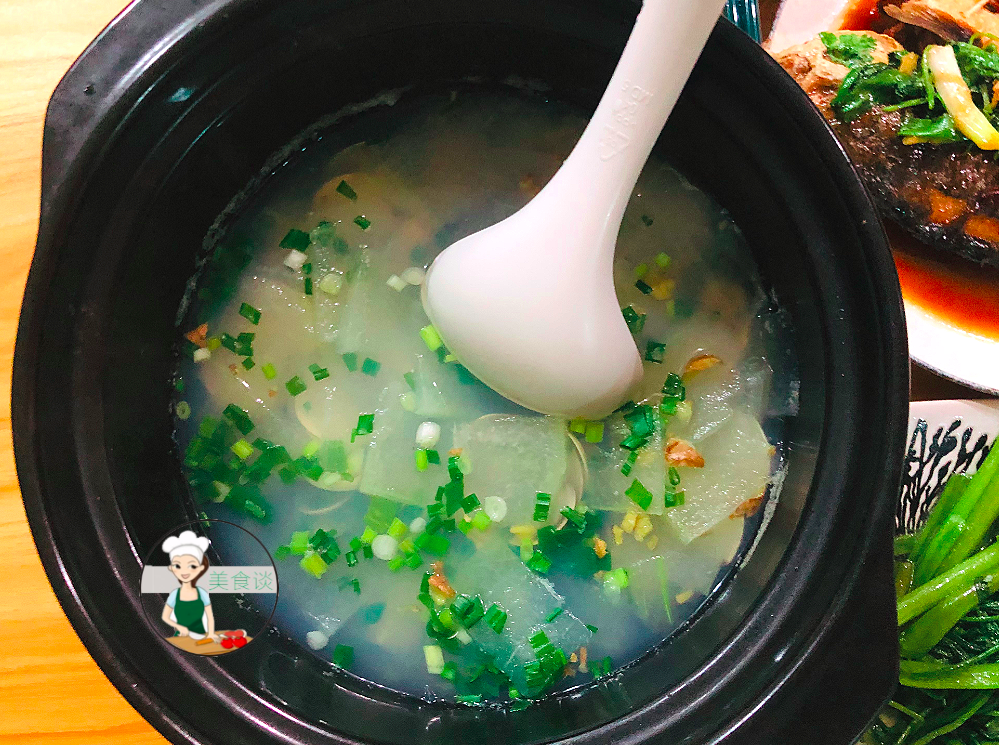 海白冬瓜汤锅里加水煮至冒泡的状态,下入海白下锅煮至海白张嘴,然后捞