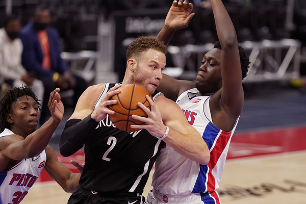 NBA直播：篮网VS活塞，哈登6犯拼到离场格里芬返活塞就爆肢体冲突