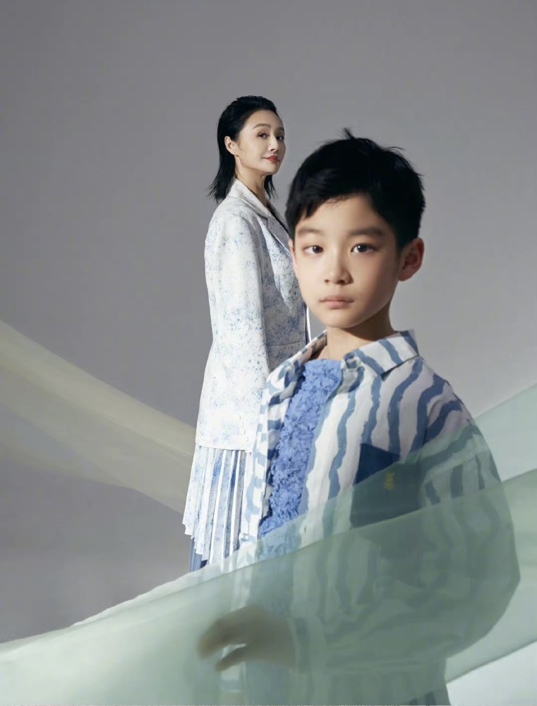 曹颖母子登上时尚杂志儿子堪称最帅星二代比妈妈颜值还高