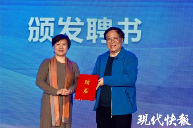 施燕萍(左一)为包起帆颁发名誉院长聘书