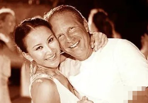 外国老公豪掷1.5亿娶回家,李玟为讨开心,接受9次人工受孕