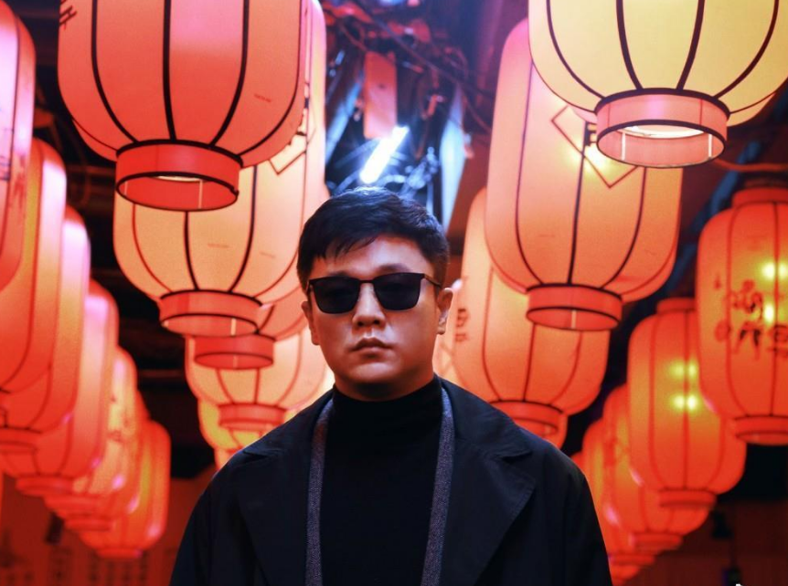 电影人潮汹涌肖央的小人物演得真好万茜演的也很好