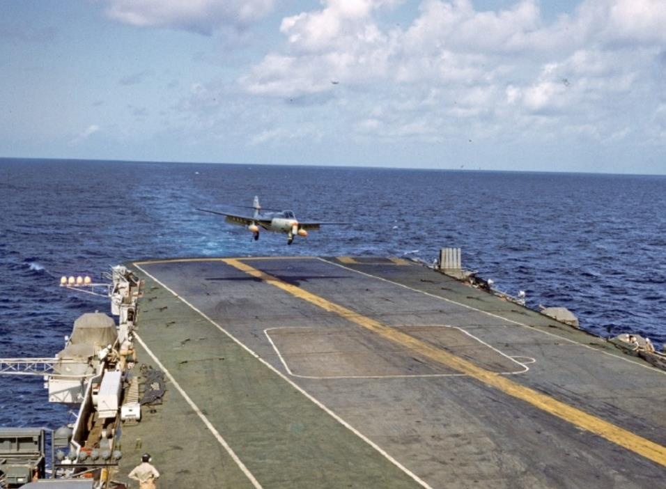 1960年,进行舰载机起降训练的荷兰海军,那时候荷兰人还拥有航母