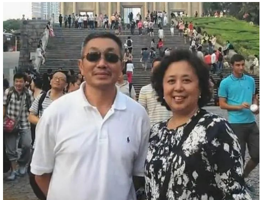 杜源为了事业,没有时间回家,家里家外都是妻子帮忙照顾,妻子的好他都