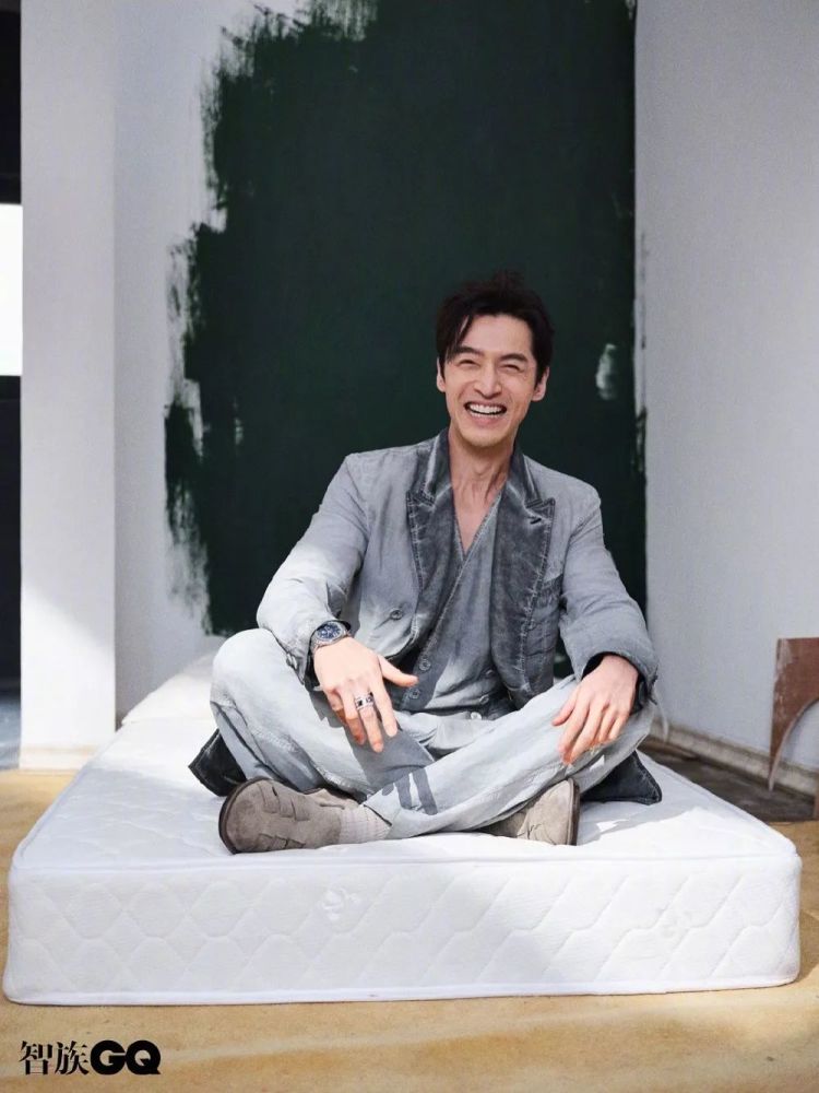 组图:是最帅装修工吧?胡歌空房间写真大片