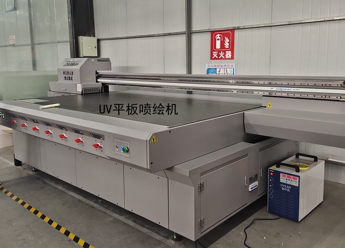 uv喷绘机根据喷绘材料的不同分为卷材和平板,uv卷材喷绘机是喷绘软膜