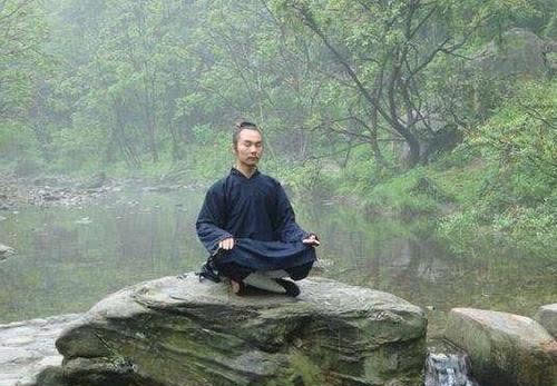 根据李庆远的自述,他一生一共娶过24位妻子,生下了180名后代,不过到了