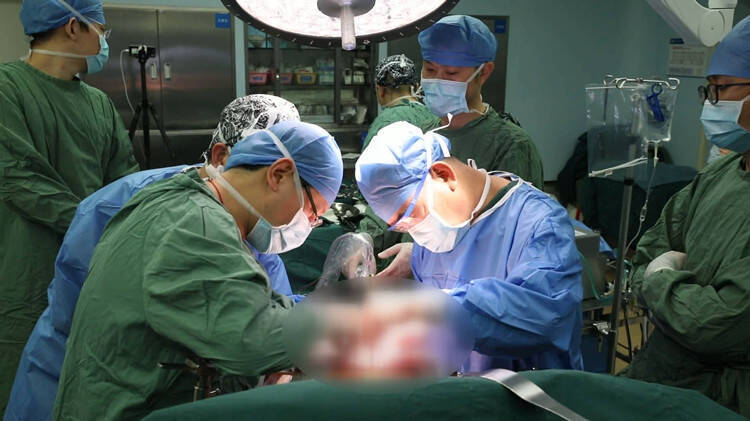 做移植手术前,41岁的邹新已经卧床两年,全靠吸氧支撑,幸运的是,他自己