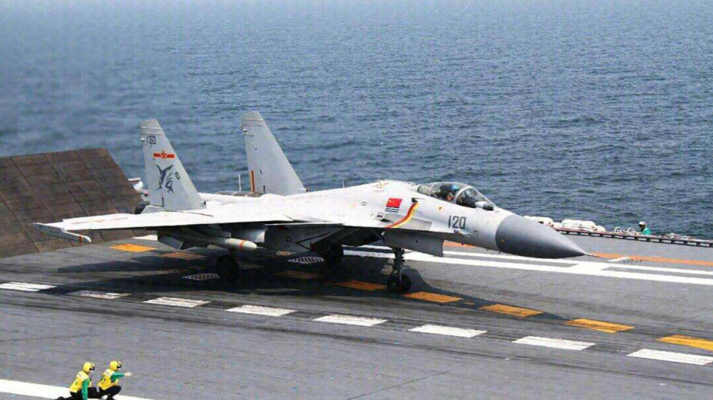 海军歼15飞鲨重型舰载战斗机和世界其它的舰载战斗机相比性能如何 腾讯新闻