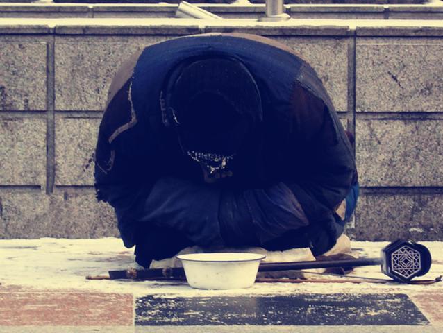 远嫁女子赌气回娘家,在大街上遇到乞丐,侄女的举动让她红了眼眶