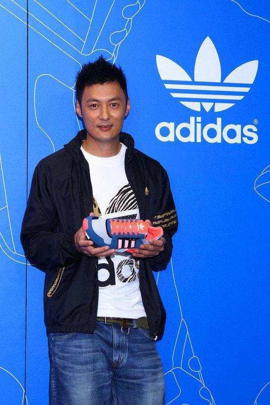 与此同时,阿迪达斯官方宣布余文乐成最新代言人,该消息一出,余文乐