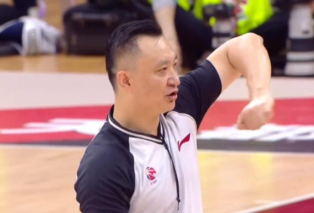 犯规t违体一个球给三判罚双方解说全蒙圈闫军太强了