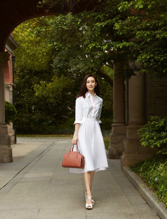 胡静越来越像阔太穿衬衫裙别墅外街拍气质好一般阿姨可学不来