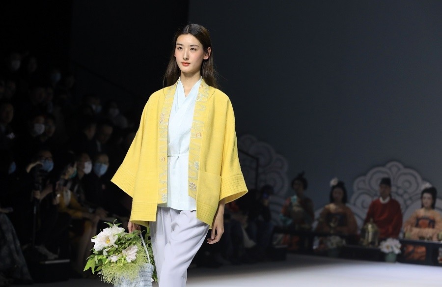 3月24日,为期8天的2021秋冬中国国际时装周在北京拉开帷幕.