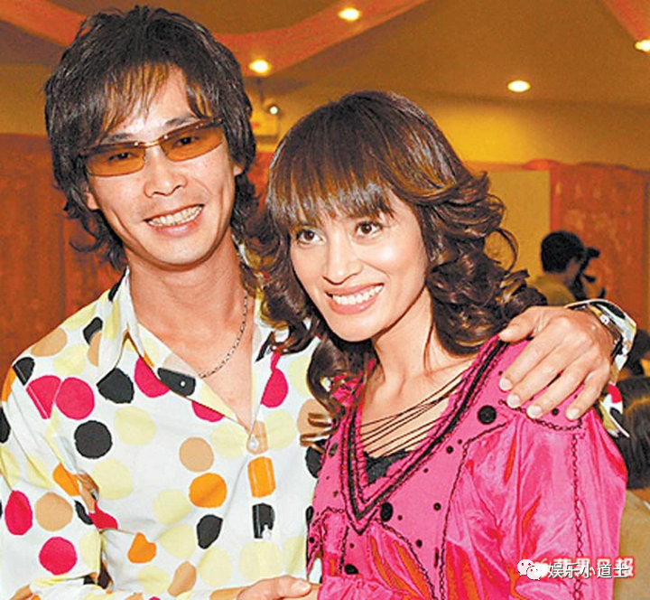 黄品源的老婆蜜儿(右)也曾当过歌手.
