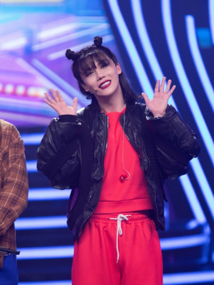 模仿达人刘维思来想去还是把模仿的"魔爪"对准了"人家芭比"lisa,不得