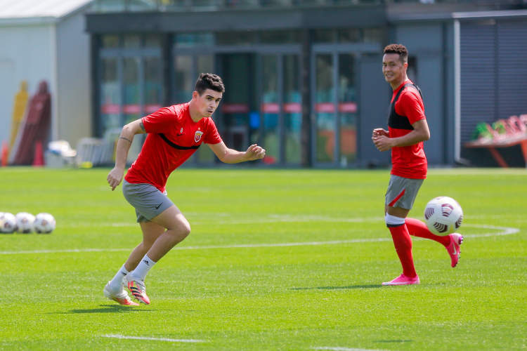 上海海港热身赛5球大胜山东泰山穆伊帽子戏法阿瑙6场7球