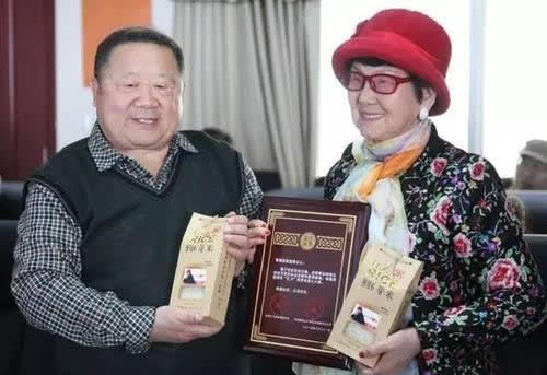 有一位名为吴胜明的老太在出狱的时候已经72岁,不仅老公跑了女儿自杀