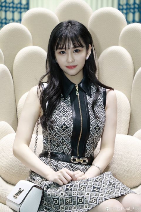 邱淑贞女儿沈月晒超短裙大长腿美照颜值可人不输妈妈