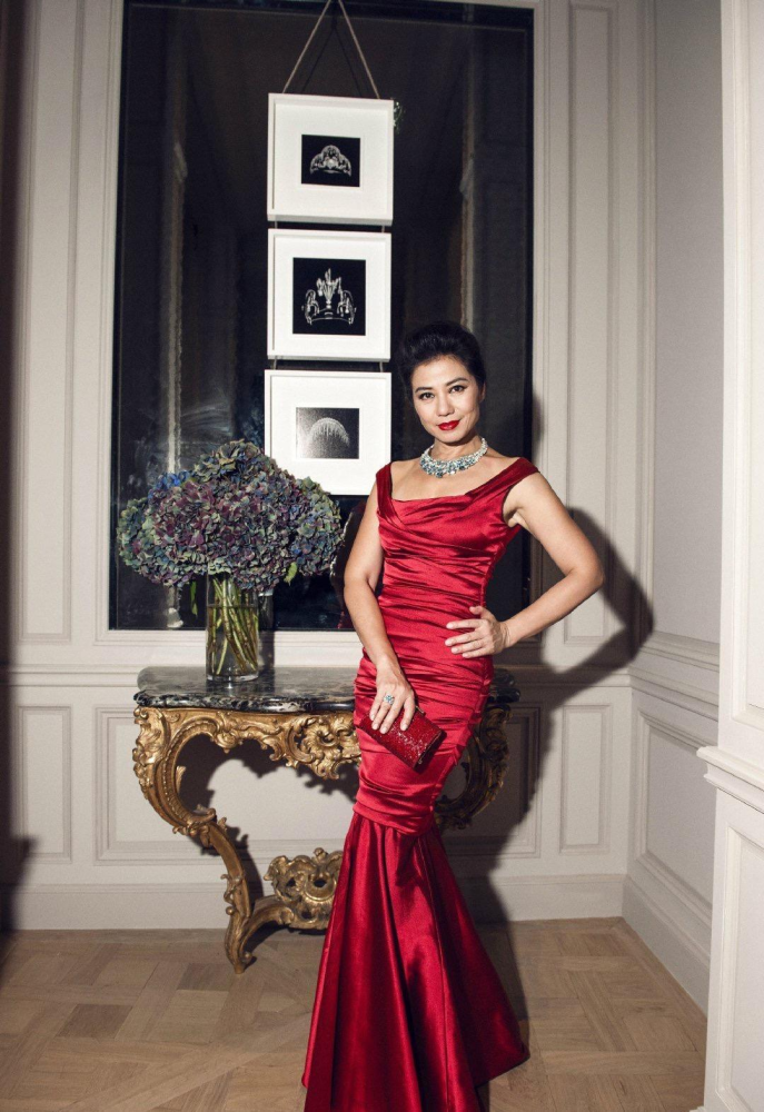 钟楚红已是61岁的大婶年纪穿一条拼色设计蕾丝连衣裙气质出众