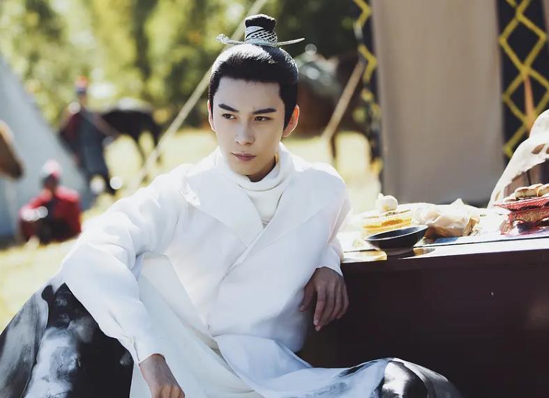 迪丽热巴被曝出演《帝皇书》,搭档人气小生龚俊,网友:期待合作_腾讯