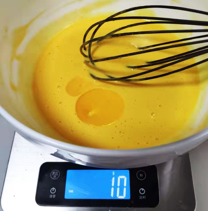 称入10克橄榄油(或用量勺)继续搅拌至顺滑流畅