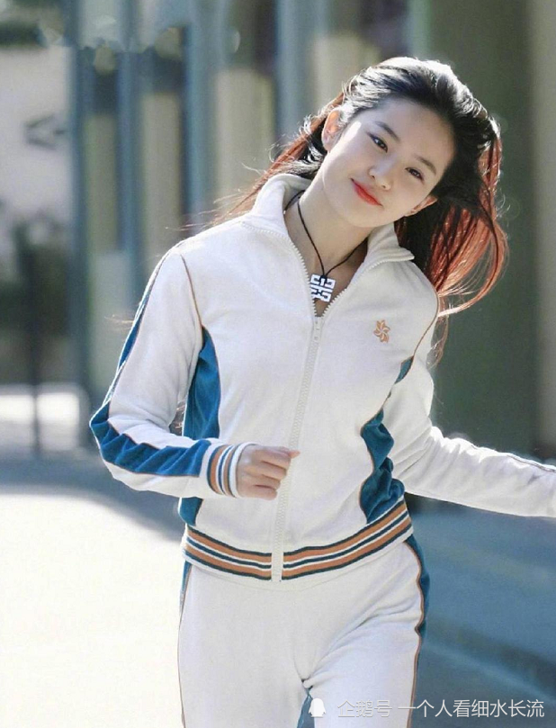 20岁刘亦菲多清纯阳光下甩着头发奔跑看清生图颜值太真实
