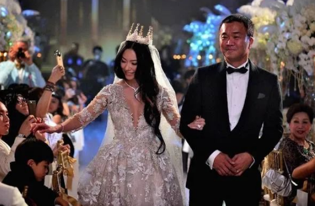 成为百亿阔太后,黄婉佩甘做贤妻良母,但并未做全职妈妈,而是与黄婉君