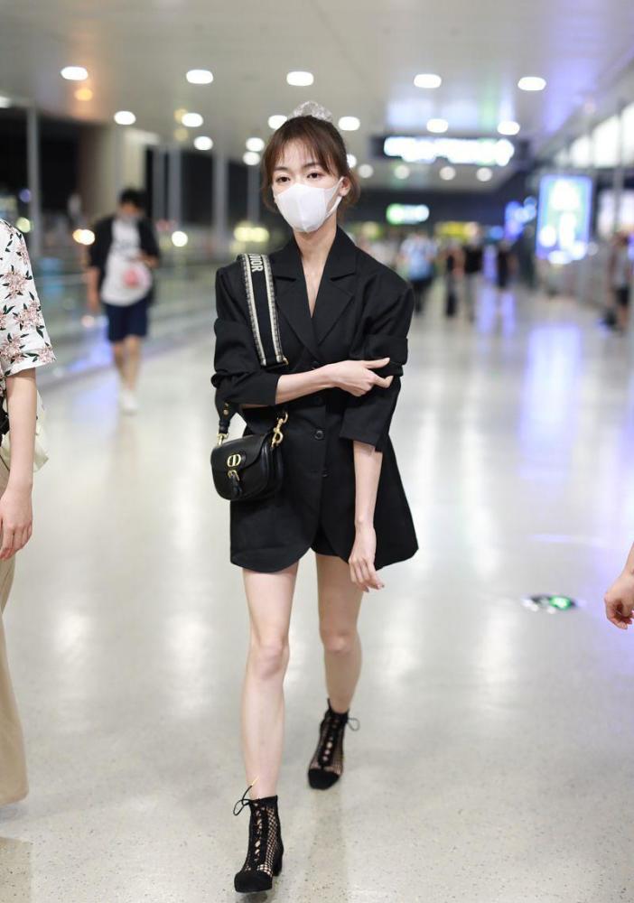 吴谨言的腿真让人羡慕,穿西装裙像没穿裤子一眼,太有女人味