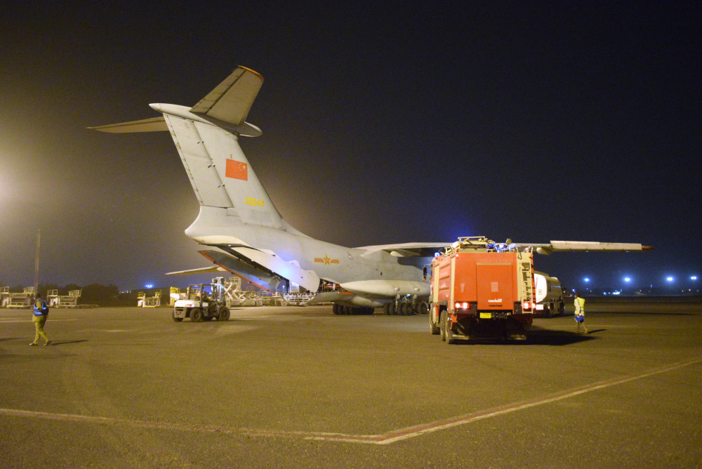 3月26日,工作人员在苏丹首都喀土穆国际机场搬运中国援助苏丹的新冠