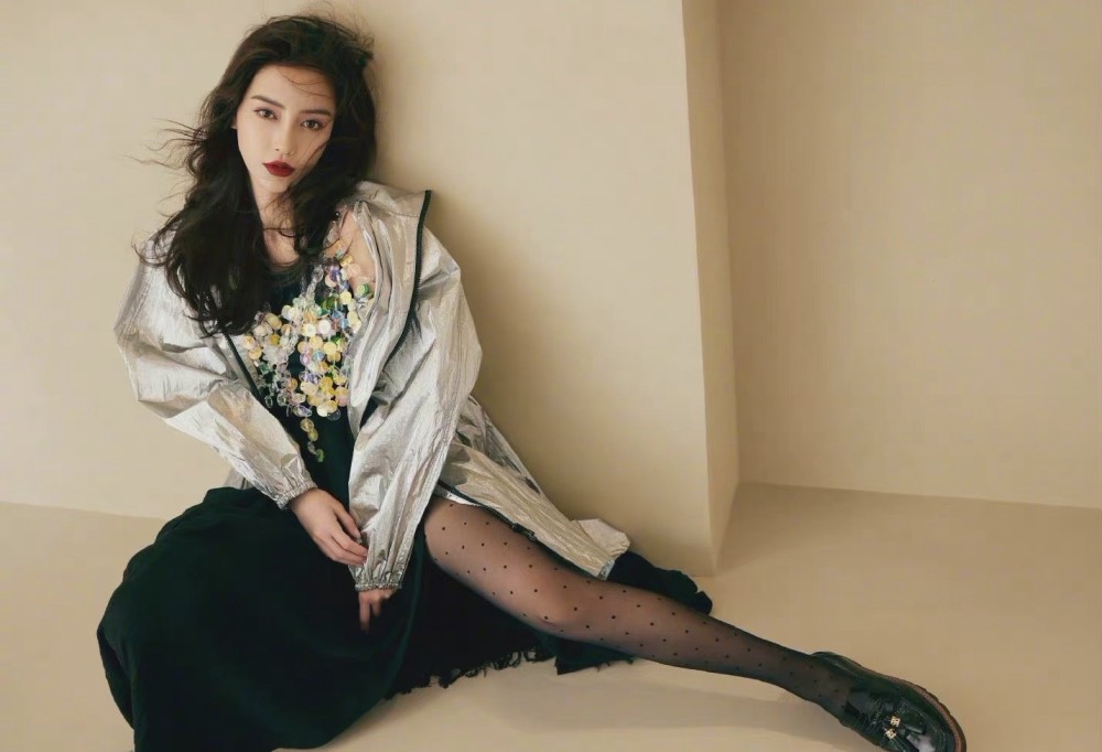 angelababy复古写真绝了穿斑点丝袜秀大长腿网友气质太绝了