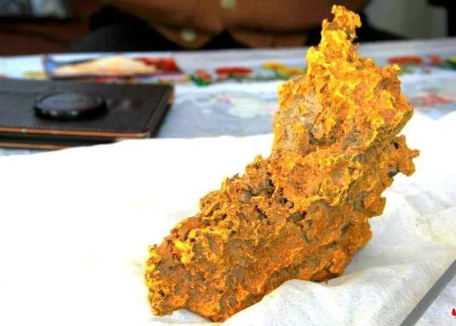 三星堆出土三千年黄金权杖面具,没有金矿的古代,黄金来自何方?