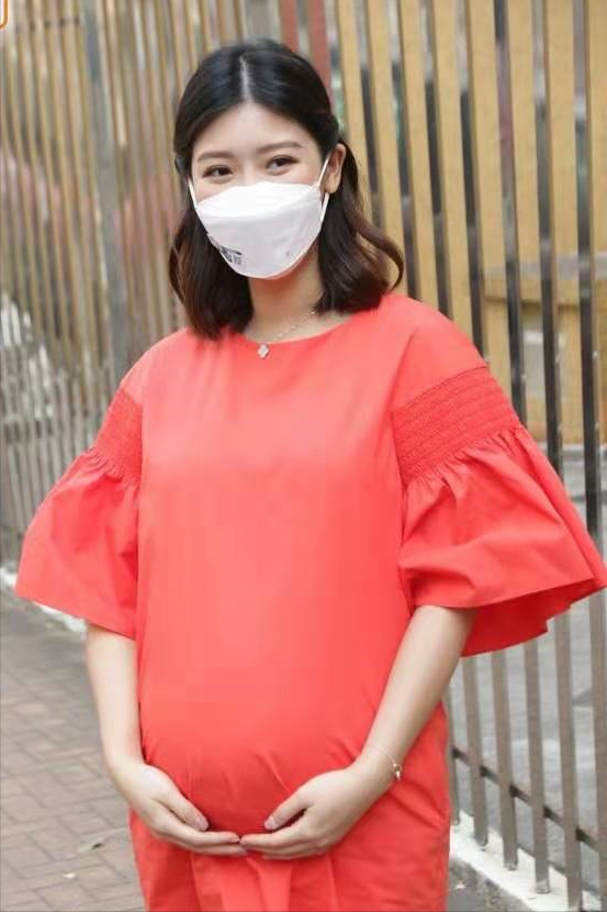 近日,香港女星余香凝顶着七个月的大肚子出席了电台节目活动,如今怀孕