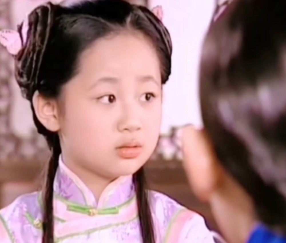 当时董鄂妃有三个期间的人扮演,而杨紫能够出演,也是对尚年幼的她的一