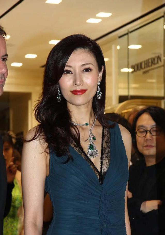 李嘉欣不愧是豪门太太穿蕾丝裹胸裙惊艳亮相凸显女性魅力