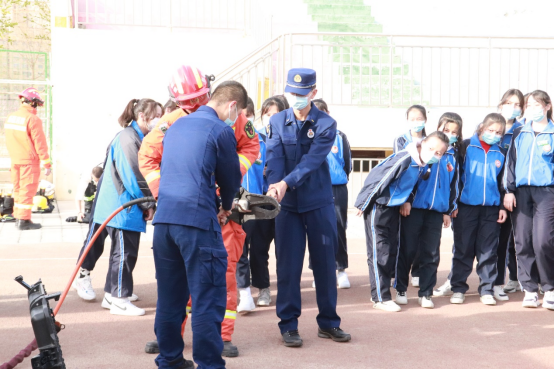 3月24号,在喀什疏勒县,消防部门邀请疏勒县实验学校70多名学生走进