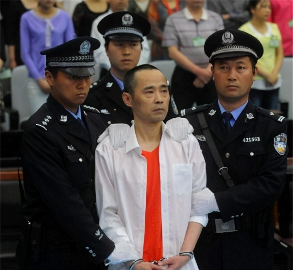 他身价四百亿汶川地震豪捐5000万被捕时家中搜出一个排的武器