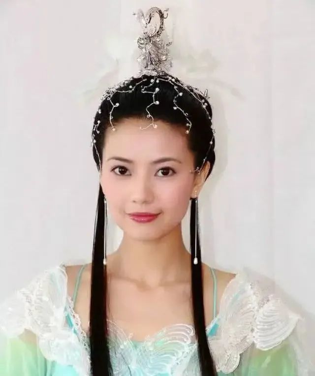 不久前,高圆圆就再扮了古装造型,换上长裙理好妆发的她,整体造型的